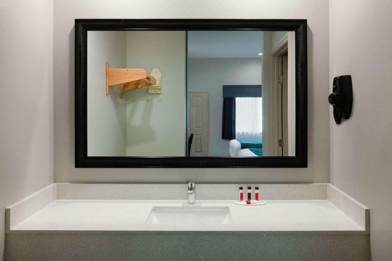 Americas Best Value Inn Houston Willowbrook Bagian luar foto